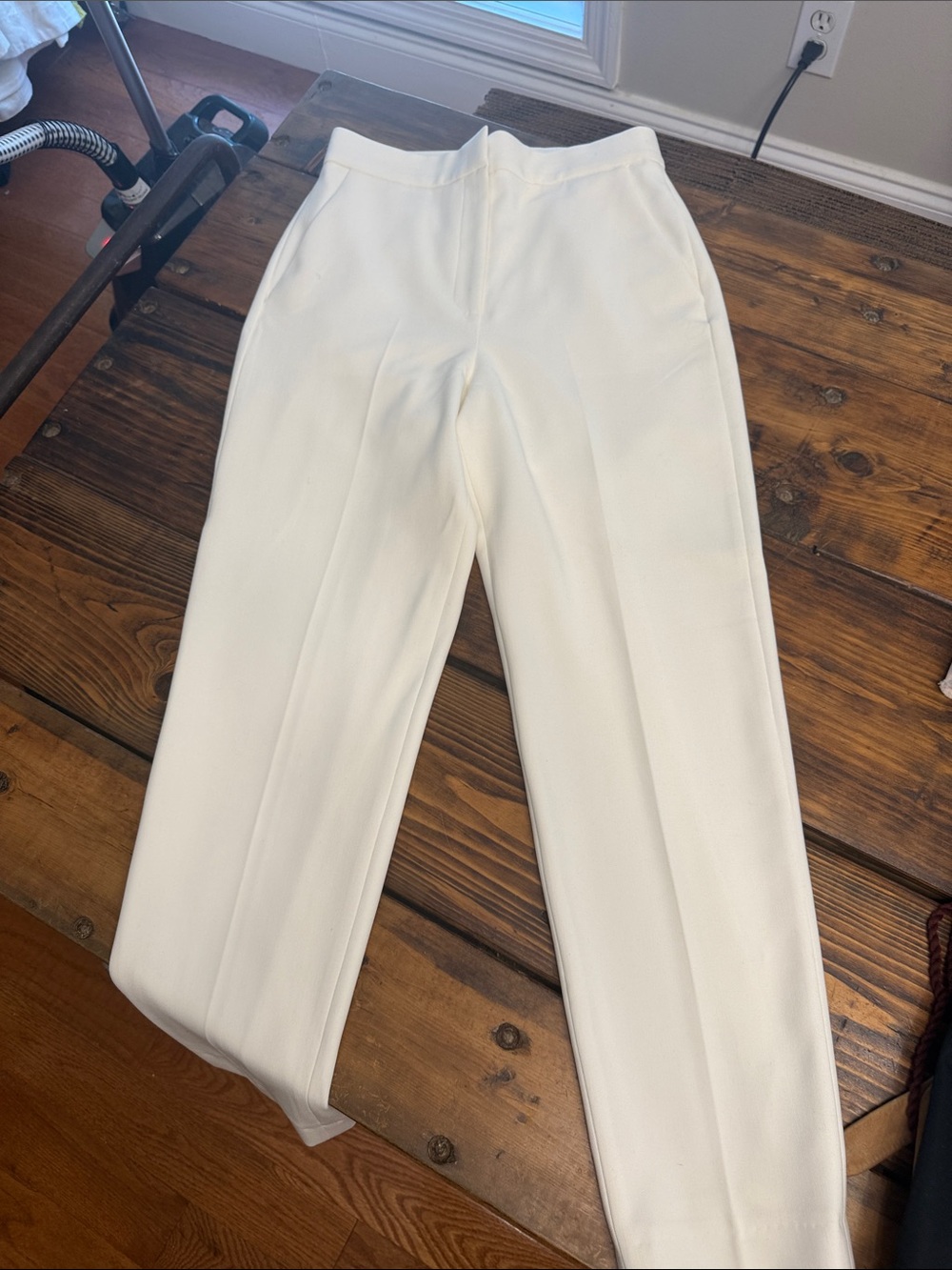 French connection whisper taper trouser in Summer White. Size 4.NWT.